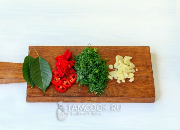 Порезать перец, чеснок и зелень