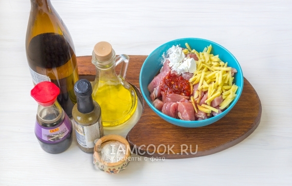 Соединить мясо, имбирь, крахмал и специи