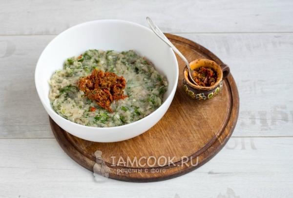 Положить в фарш аджику