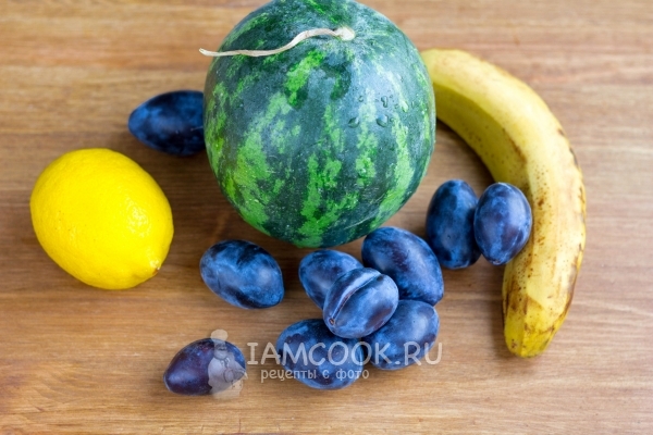 Ингредиенты для смузи из арбуза в блендере