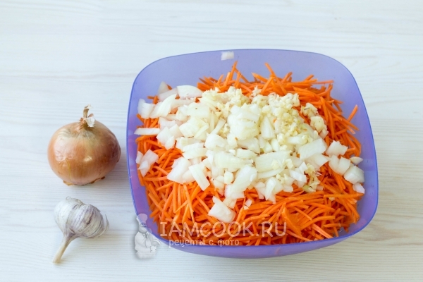 Добавить лук и чеснок