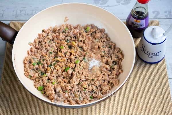 Добавить соевый соус и сахар