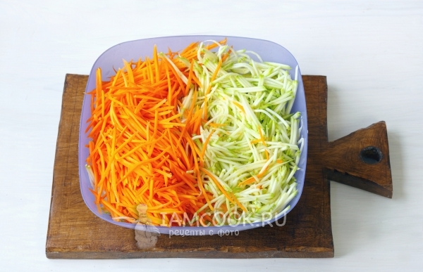 Натереть морковь и кабачки