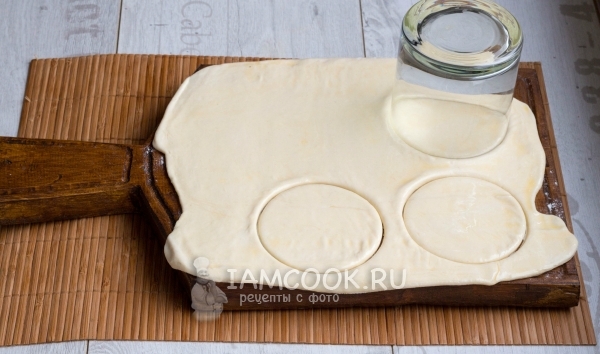 Вырезать из теста круги