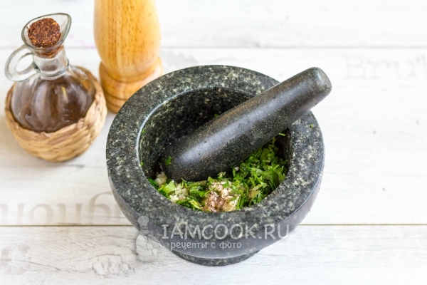 Растереть зелень с чесноком и солью