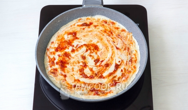 Нанести кисточкой кетчуп