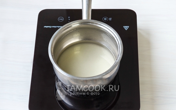 Всыпать в воду сахар