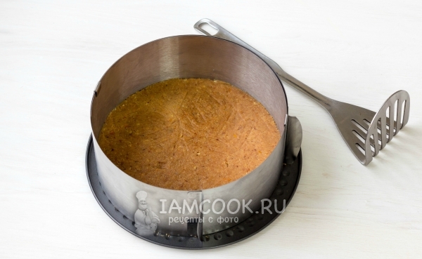 Выложить в форму основу из печенья