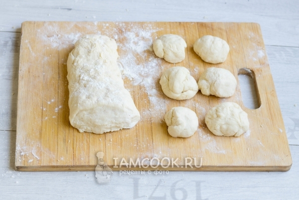 Режем тесто из колбаски