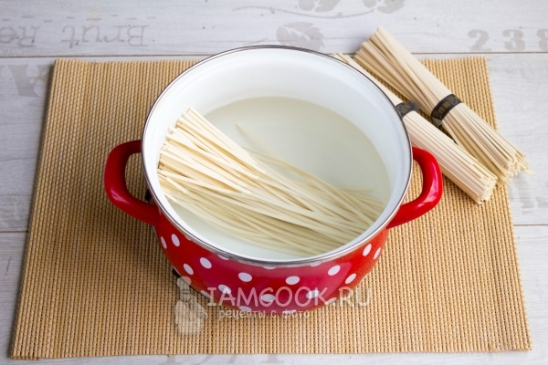 Положить лапшу в воду