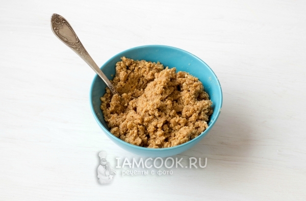 Размешать печенье с масло