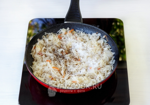 Всыпать соль и специи