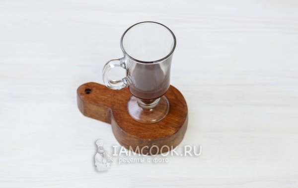 Налить в бокал шоколад