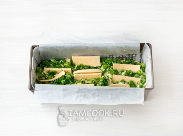 Положить тесто и начинку слоями