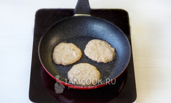 Положить тесто на сковороду