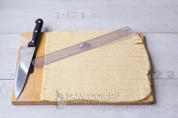 Разрезать тесто на полоски
