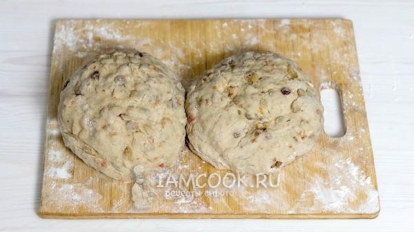 Разделить тесто на две части