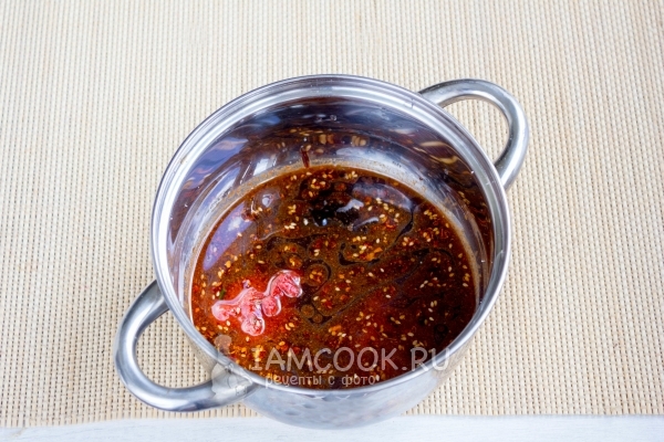 Смешать ингредиенты для соуса