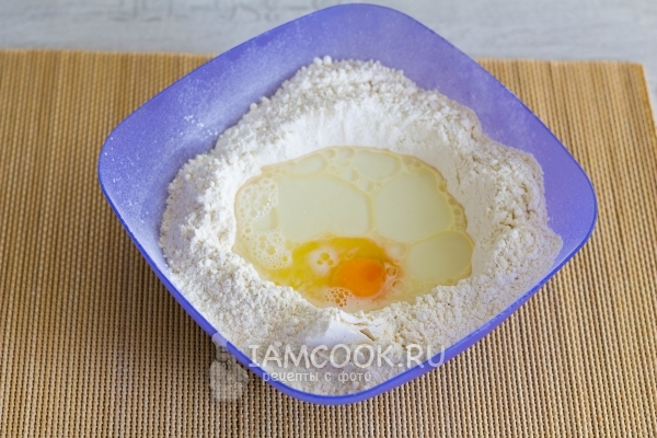 Добавить молоко, яйцо и масло