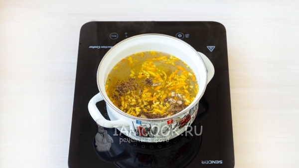 Положить в воду цедру, имбирь, сахар и специи