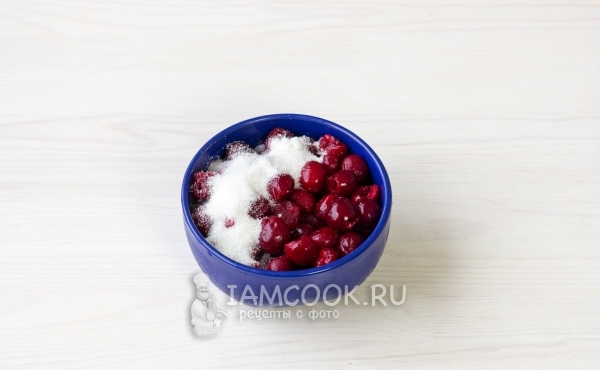 Соединить вишню с сахаром