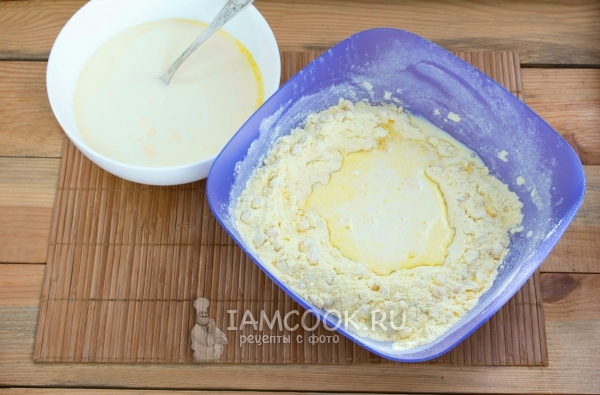 Влить жидкую смесь в сухую