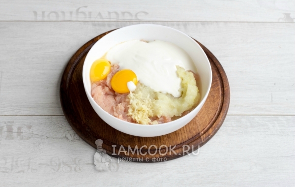 Соединить мясо, яйца, сметану и лук