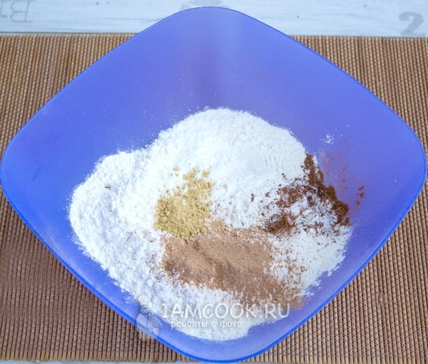 Соединить муку, специи и соду