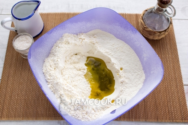 Влить воду и масло