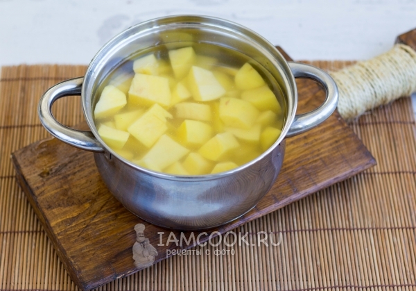Положить картофель в воду