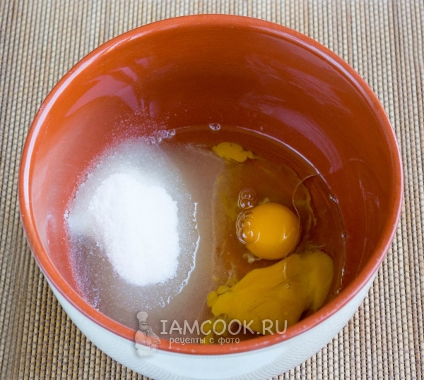 Соединить масло, яйца и сахар