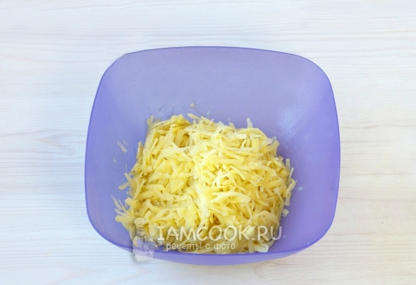 Натереть картофель на терке
