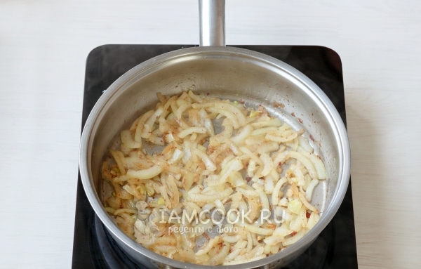 Обжарить лук