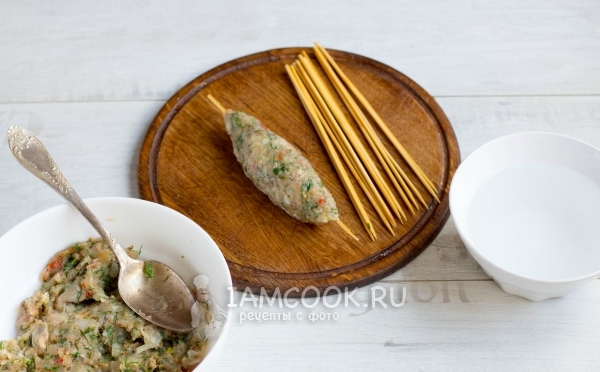 Сформировать из фарша котлетки на шпажках