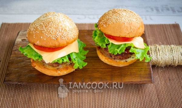 Накрыли крабсбургеры булочкой
