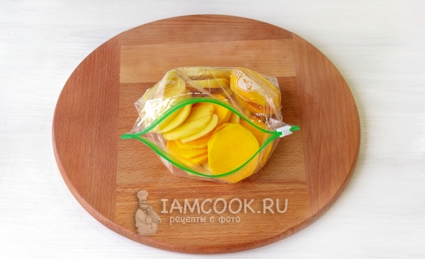 Положить овощи в пакет