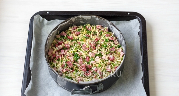 Положить на тесто начинку