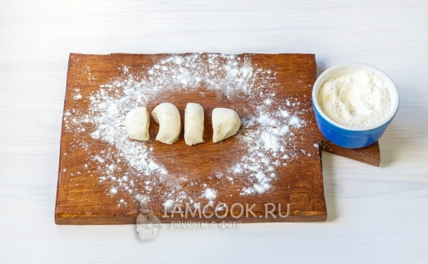 Скатать тесто в колбаску