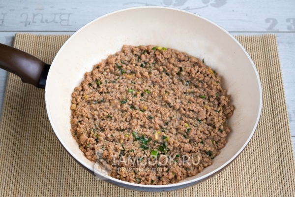 Обжарить фарш с луком