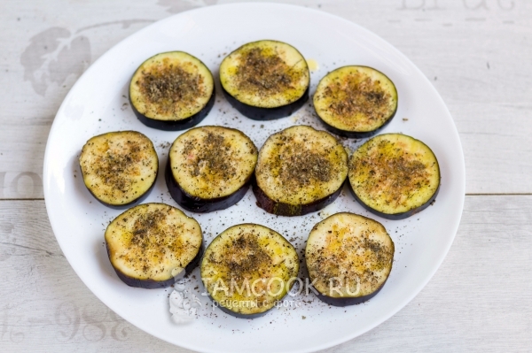 Баклажаны смазать маслом и посыпать перцем