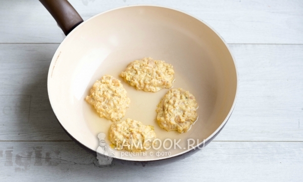 Положить фарш на сковороду