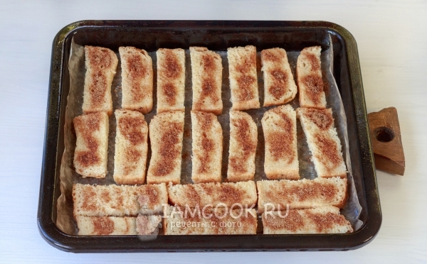 Посыпать корицей с сахаром