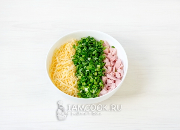 Измельчить лук, сыр и колбасу