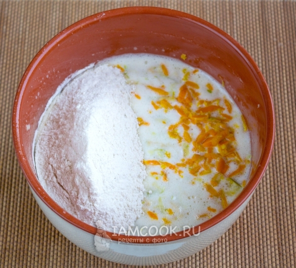 Добавить цедру и сухие ингредиенты