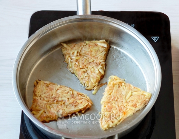 Пожарить картофельные блины