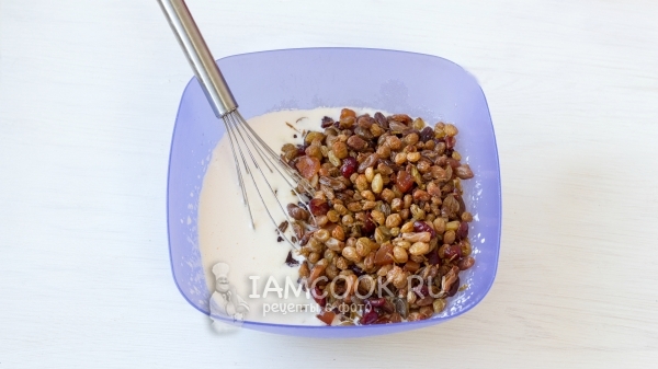 Добавить смесь чая с сухофруктами