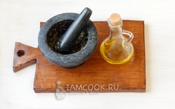 Влить масло