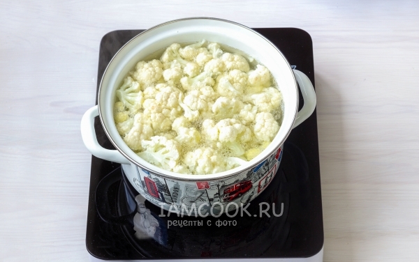 Положить капусту в кастрюлю с водой