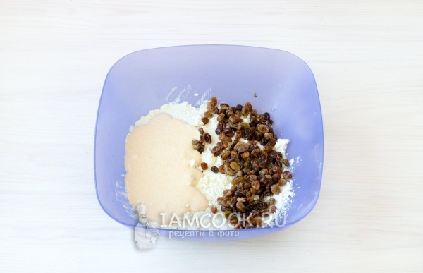 Соединить творог, изюм и желток с сахаром