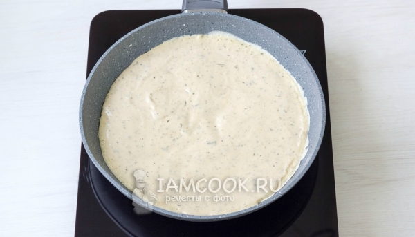 Положить тесто на сковороду